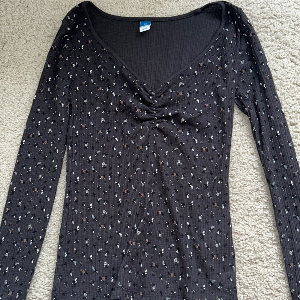 Long sleeve v neck. XS.